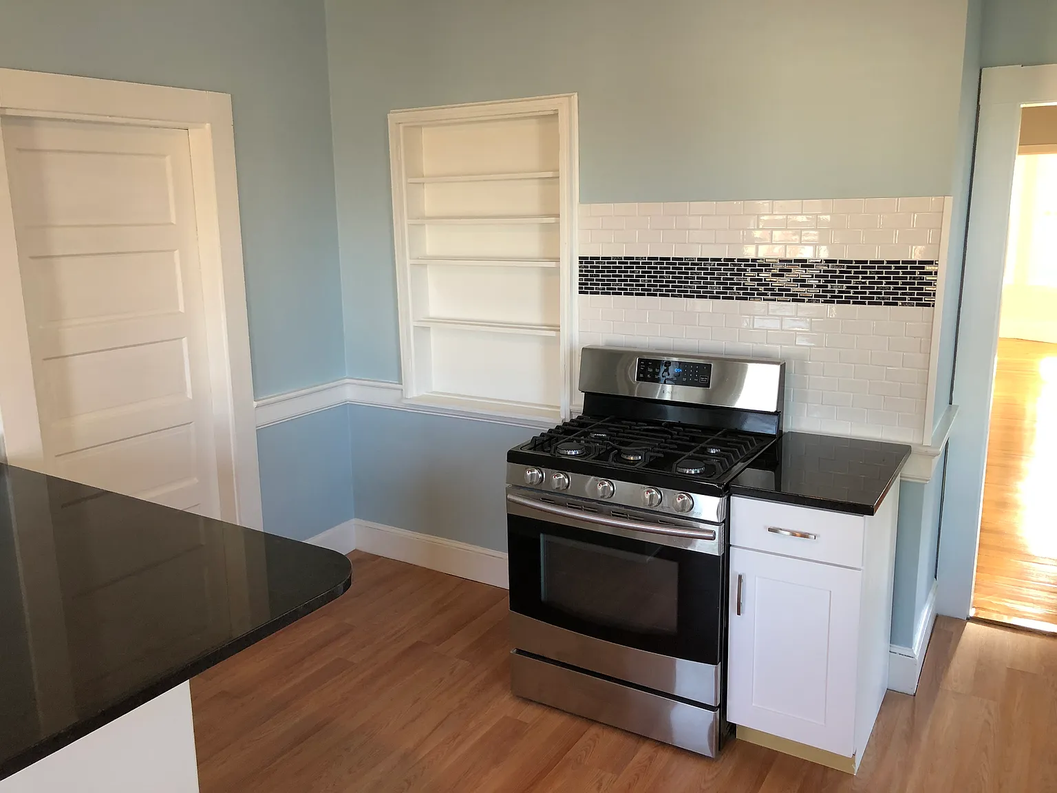 2 bed, 1100 sqft, $2,400 — Photo 3