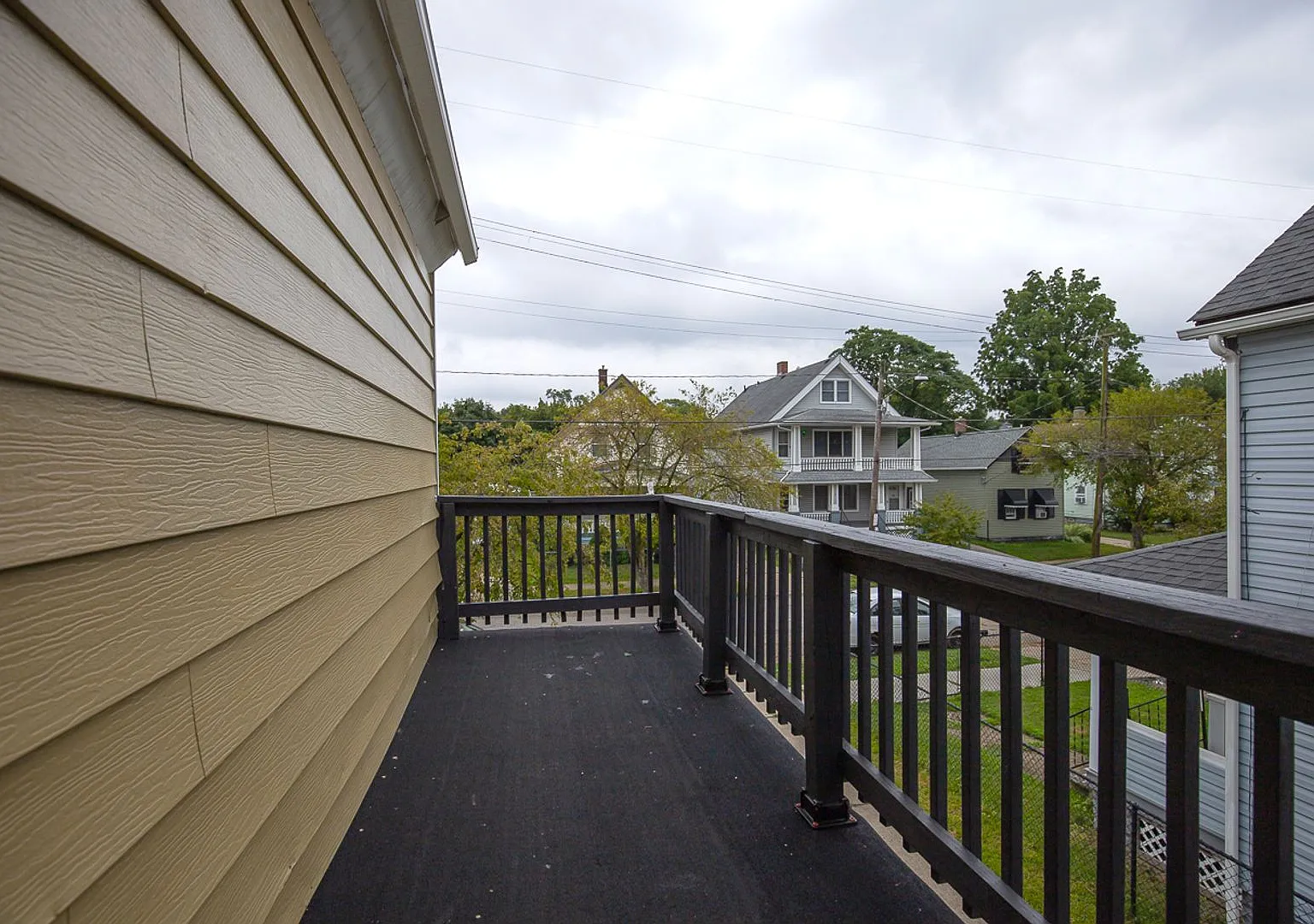 Spacious & Fully Renovated 4-Bedroom Upstairs Unit in Cleveland — Photo 1