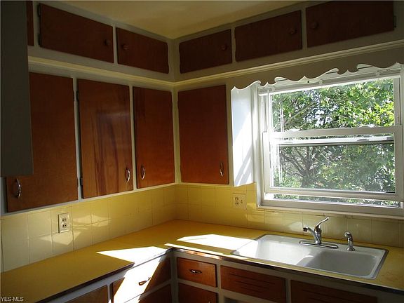 3rd image of 2883 Hudson Dr