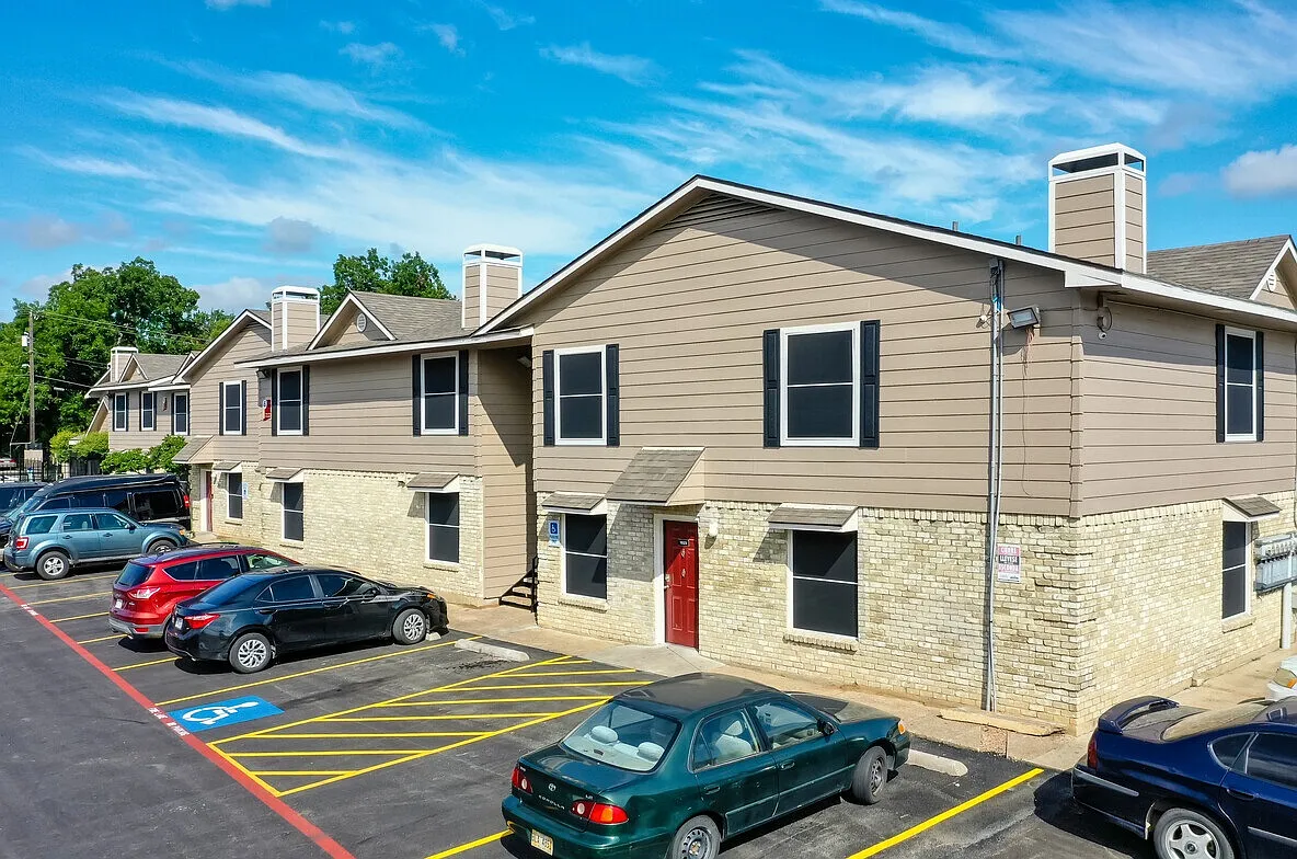 Oakwood Place Apartments — Photo 3