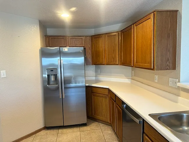 3 bed, 2678 sqft, $3,200 — Photo 2