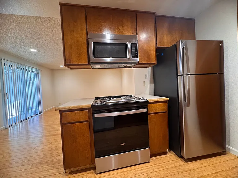 Stadium Village Apartments — Photo 27