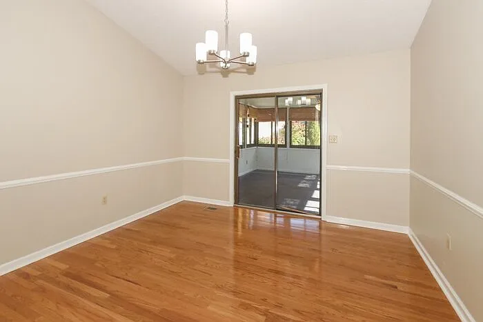 3 bed, 2.0 bath, 1296 sqft, $2,050 — Photo 4