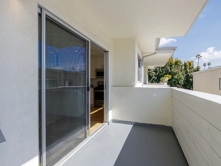 328 S Rexford Dr — Photo 13
