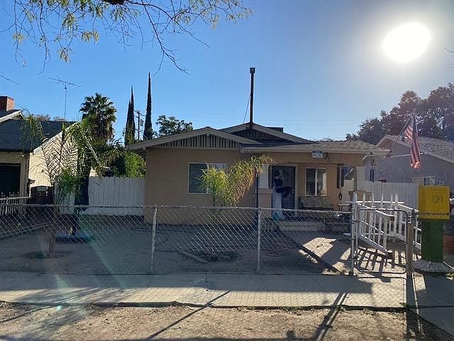 2nd image of 121 Sunset Blvd