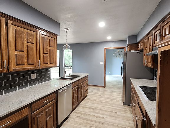 2nd image of 1913 Willowcrest Loop