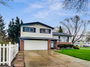 395 Lawn Ln, Des Plaines, IL 60016