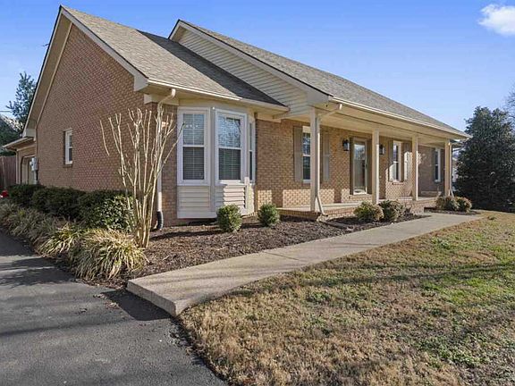 3rd image of 922 Meadowlark Dr
