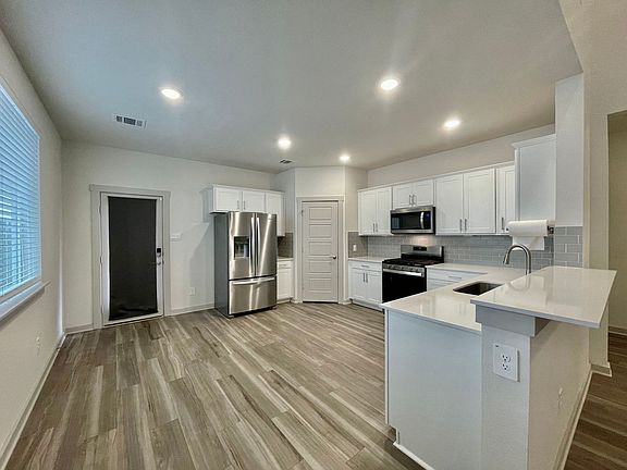 5th image of 213 Ashford St
