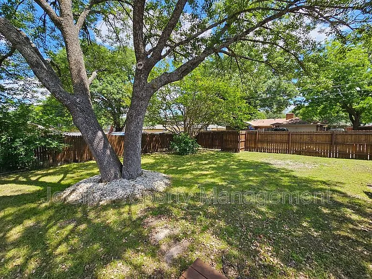216 Wesley Dr — Photo 26