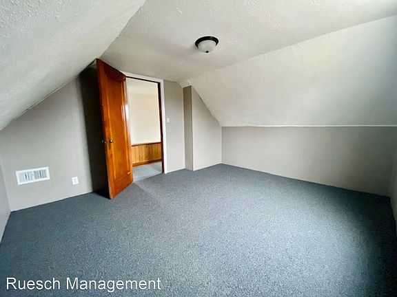 3rd image of 828 De Pere St