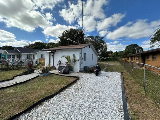 2 bed, 2.0 bath, 1060 sqft, $2,600 — Photo 1