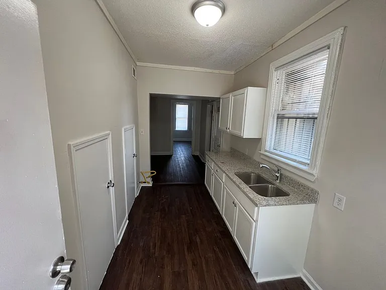 1304 Court Ave — Photo 3
