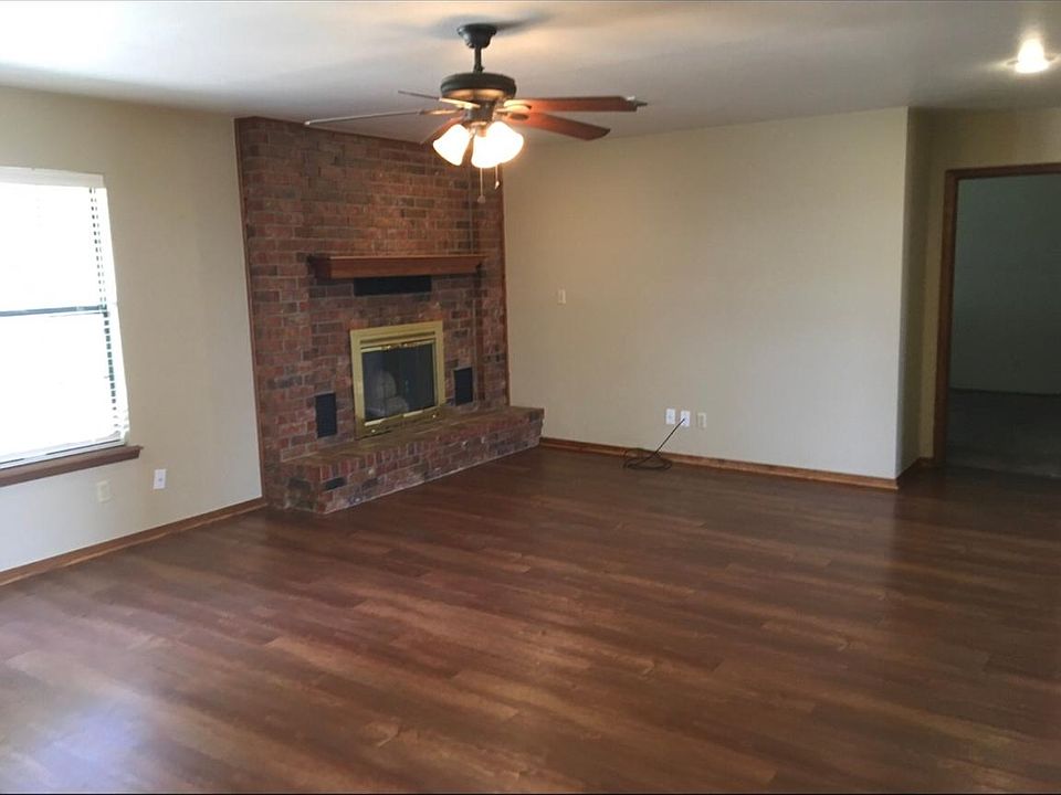 2nd image of 1324 Lakehurst Dr