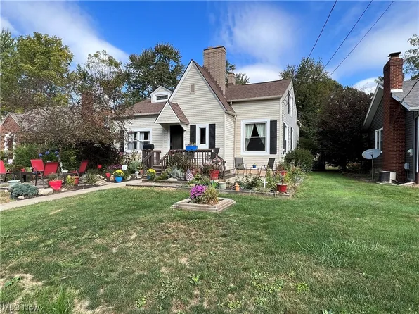 705 Colonial Blvd NE, Canton, OH 44714