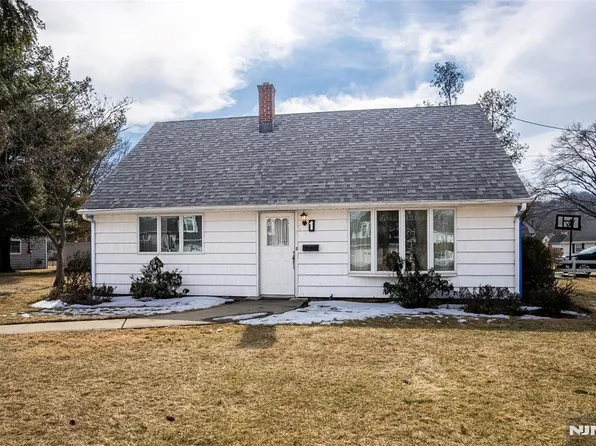 1 Pine Ct, Little Falls, NJ 07424