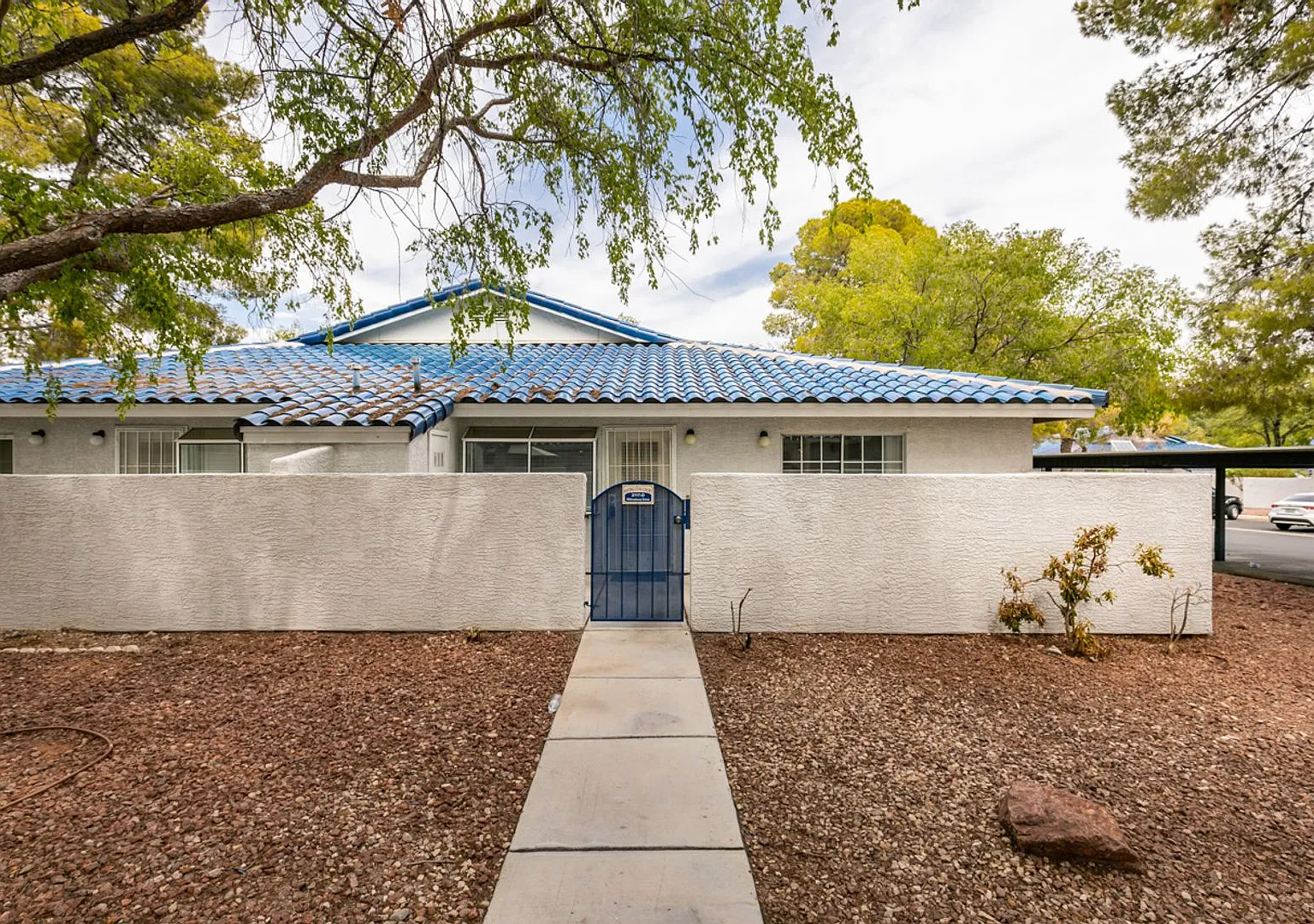 Cozy 2 Bedrooms-2 Bathroom Townhome*Close To Area Shopping Centers-Bus Lines* — Photo 1