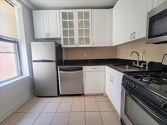 5th image of 406 W 44th St APT 18