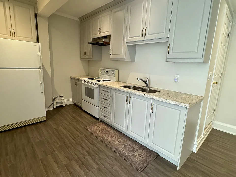 118 Main St E #1