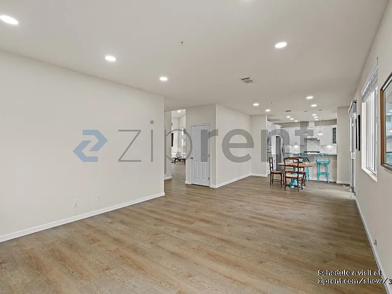 1001 Sandhurst Dr — Photo 6