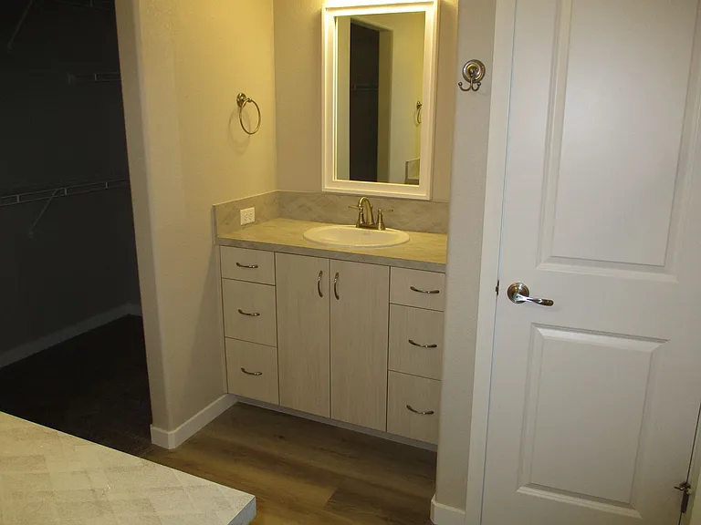 513 Hillsview Dr — Photo 15