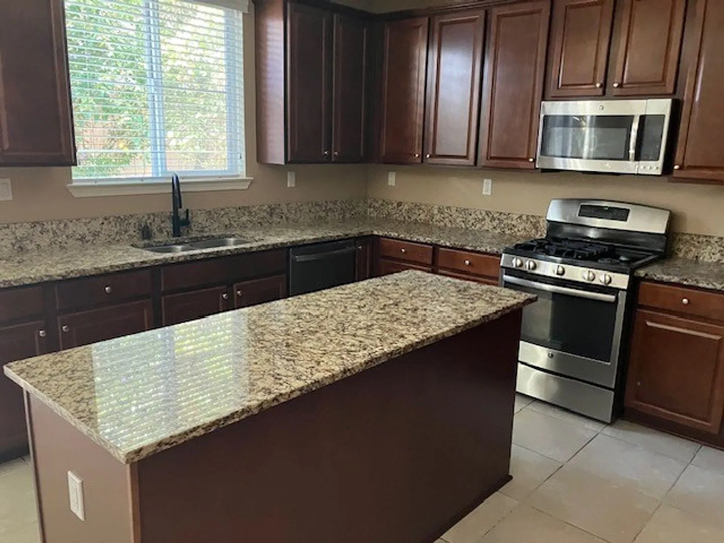 Two Level Damonte Ranch Home. — Photo 3