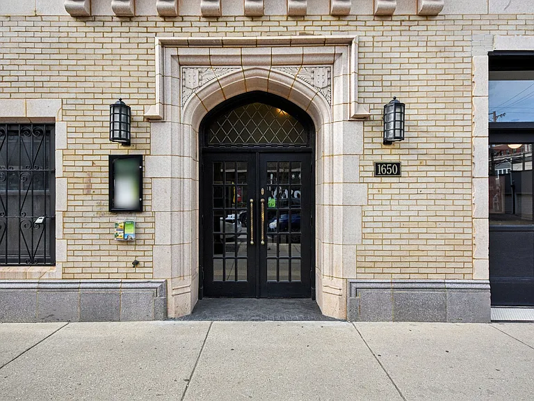 1650 W. Roscoe St. — Photo 34
