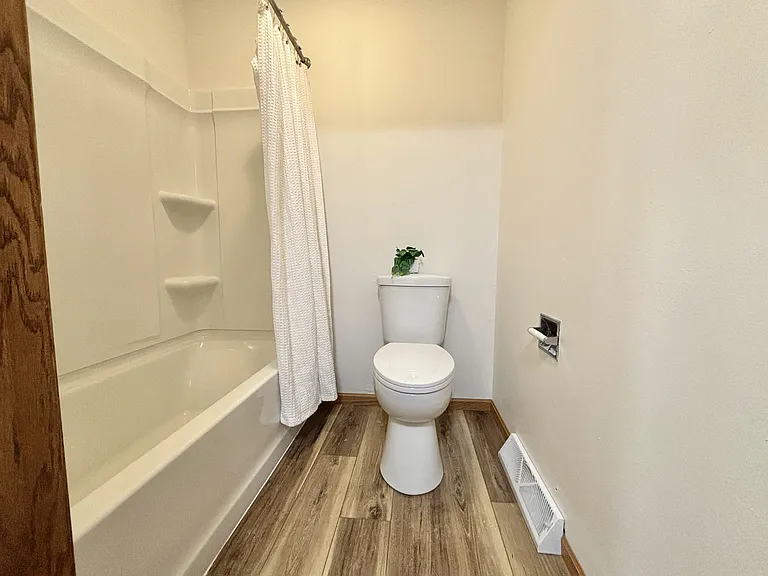 Town's Edge Apartments — Photo 22