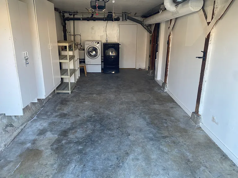 Has washer & dryer