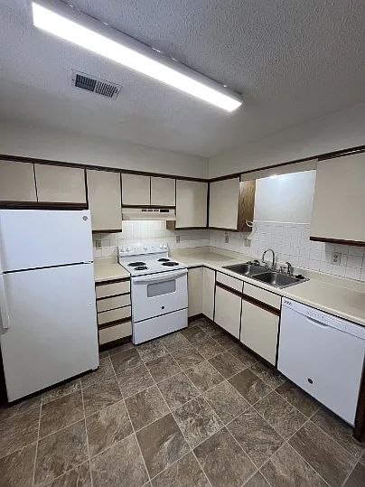 516 Cantebury Dr #B — Photo 4