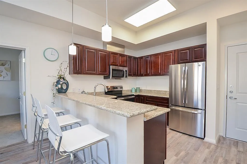 2 bed, 2.0 bath, 1078 sqft, $3,800 — Photo 4