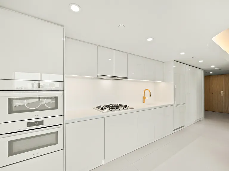1033 Nelson St #905 — Photo 3