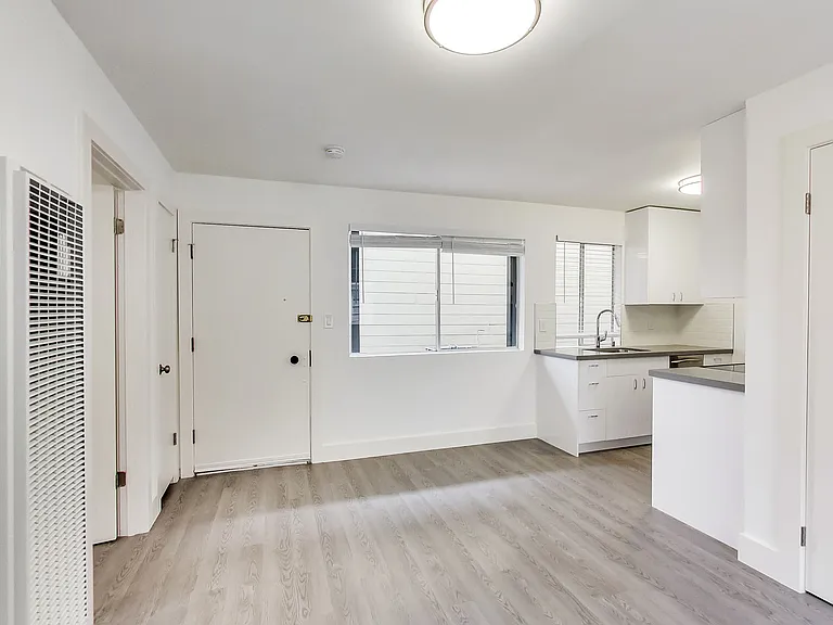 2240 Larkin — Photo 3