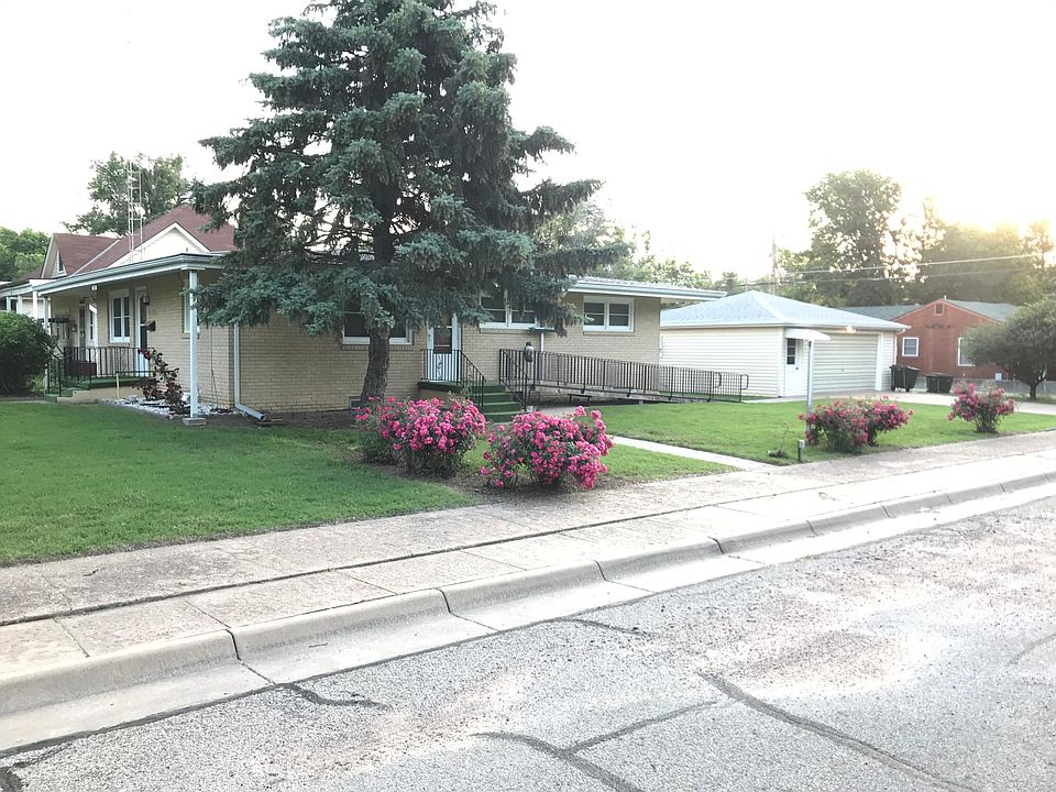 Street level: side/garage