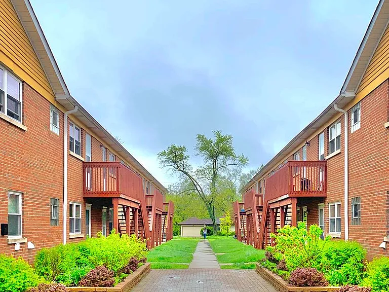 Palatine Park Apartments — Photo 13