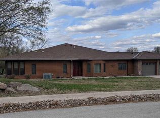 2050 Hunters Ridge Dr, Mason City, IA 50401