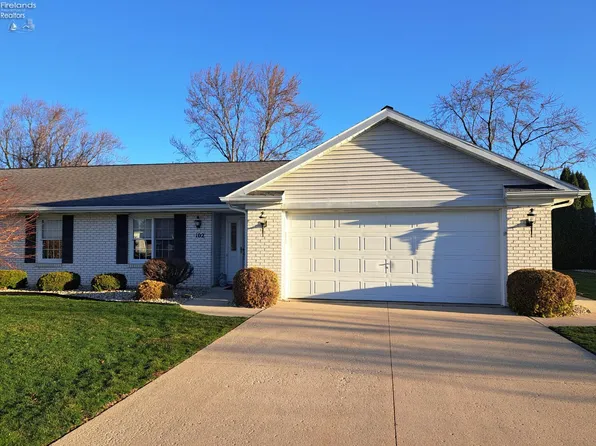 102 Cottage Grove Dr, Fremont, OH 43420