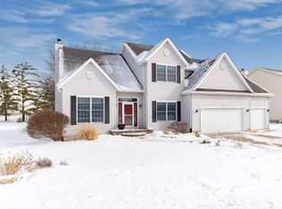 5021 Mayfield Dr, Bettendorf, IA 52722