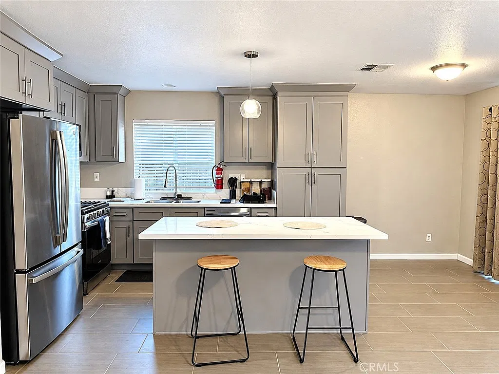4 bed, 1759 sqft, $3,450 — Photo 3