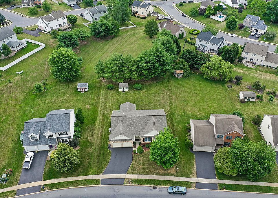 2nd image of 753 Buckingham Blvd
