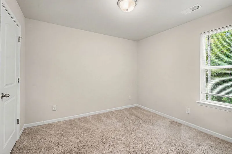 5 bed, 3.0 bath, 2204 sqft, $2,400 — Photo 4
