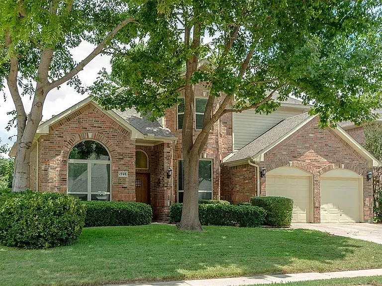 1740 Forest Glen Dr — Photo 1