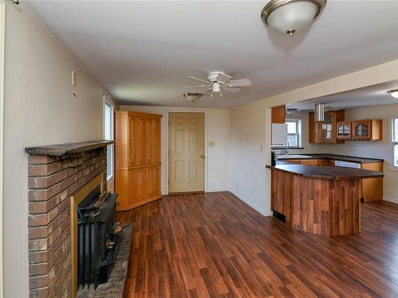 3rd image of 830 Fairview Ave