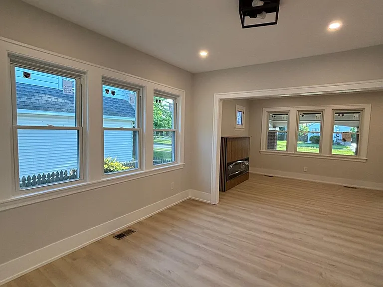 247 S Oakland Grv — Photo 10