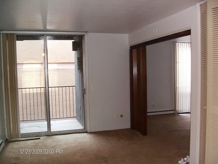 Executive House Apartments — Photo 9
