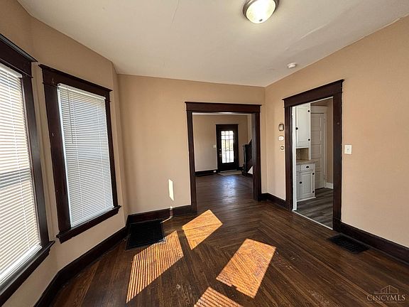 5th image of 319 Crawford St