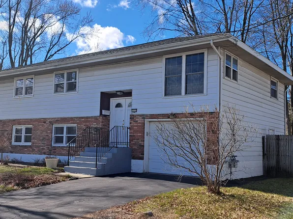 11 Jules Dr APT A, Albany, NY 12205