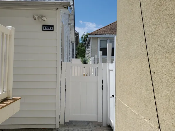 169A Beach 91st St, Far Rockaway, NY 11693