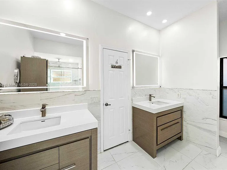 NW 18th Pl — Photo 17