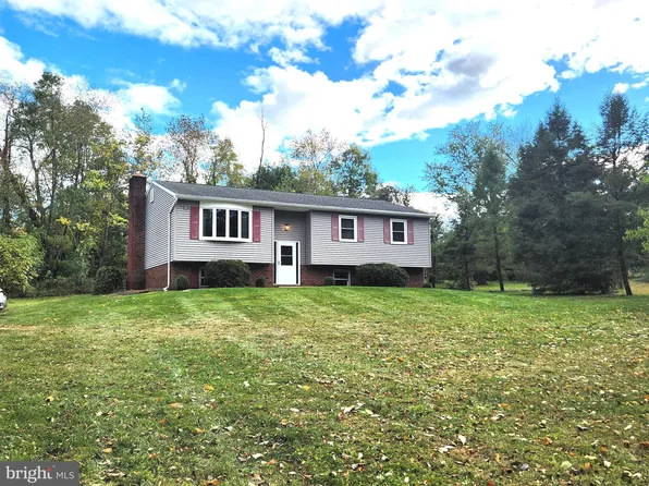 22 College Hill Rd, Summerdale, PA 17093